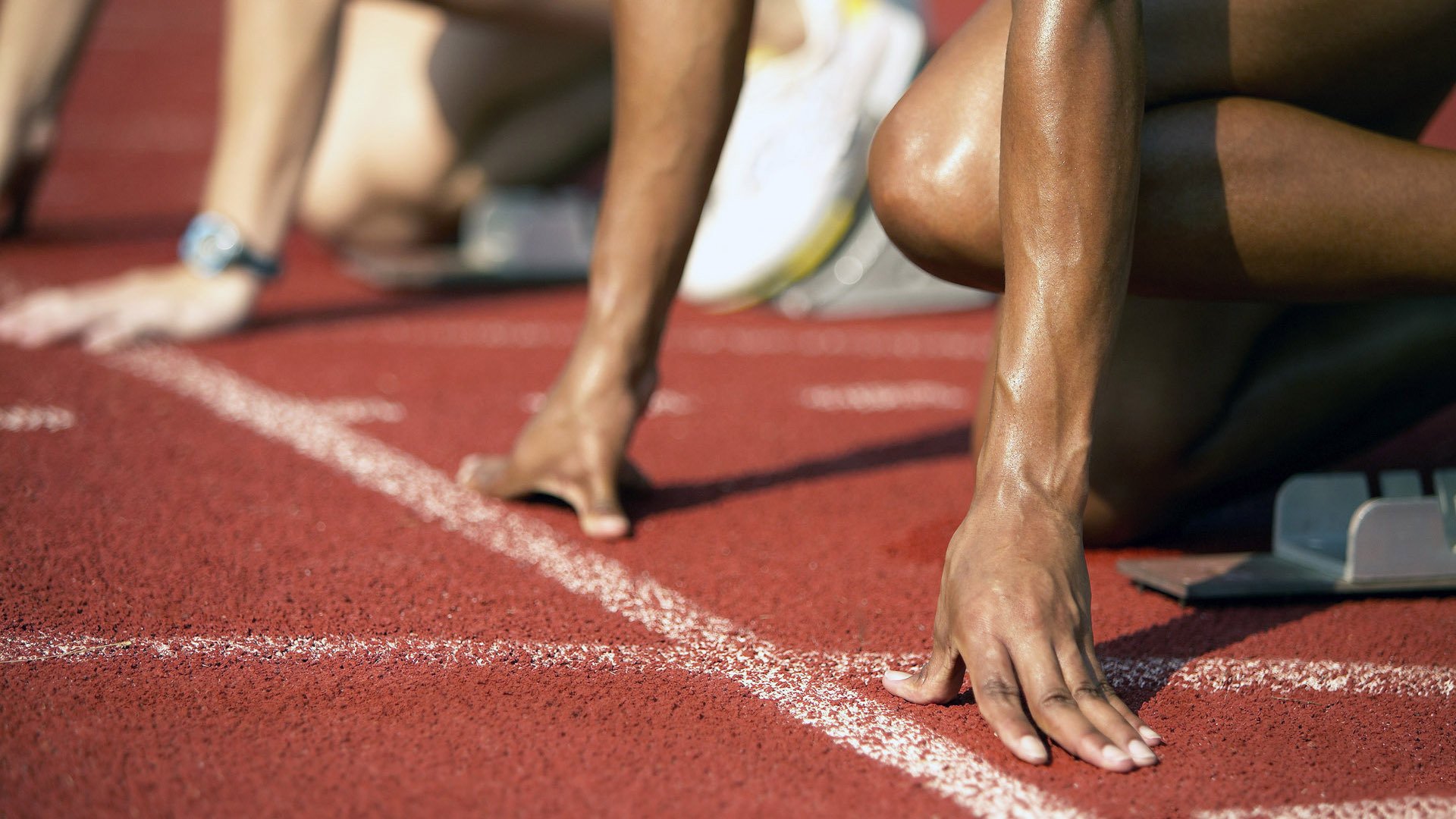 德甲球队通过实时心率监测系统制定差异化恢复策略